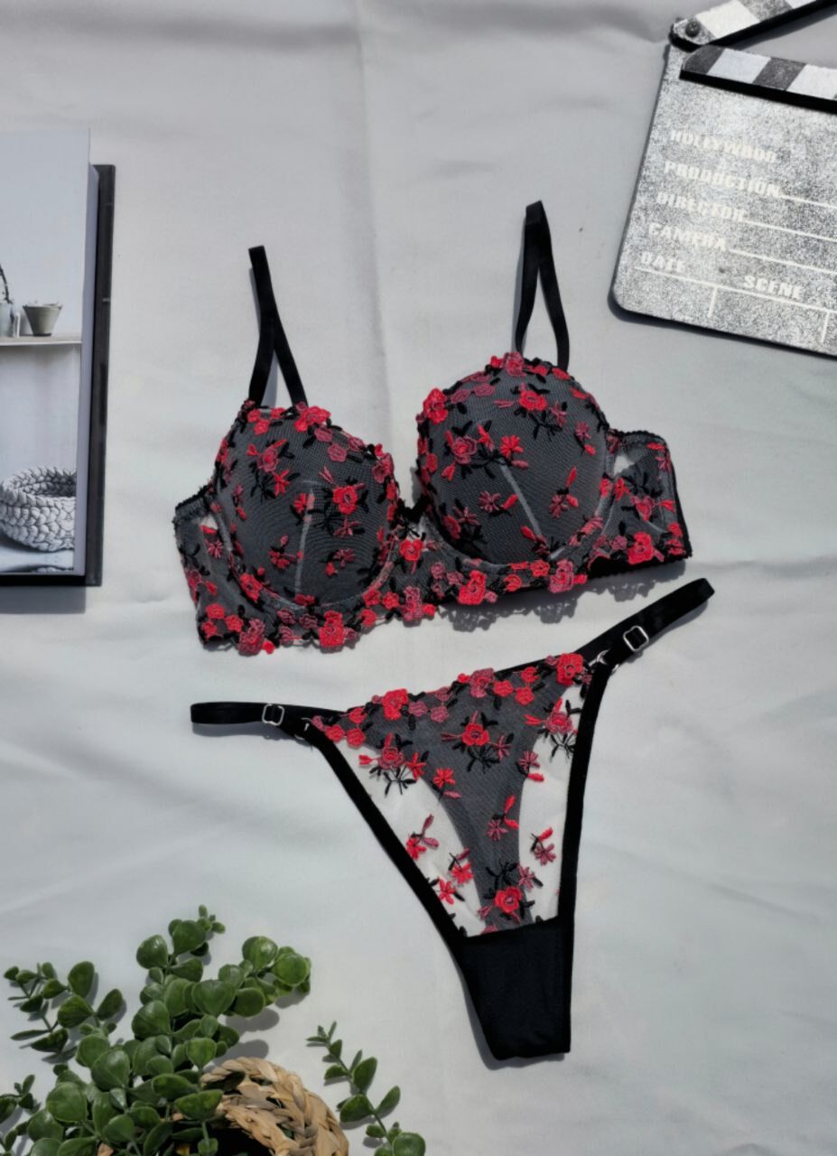 Siyah Kırmızı Çiçek Desenli Dantel Sütyen & Tanga Takımı