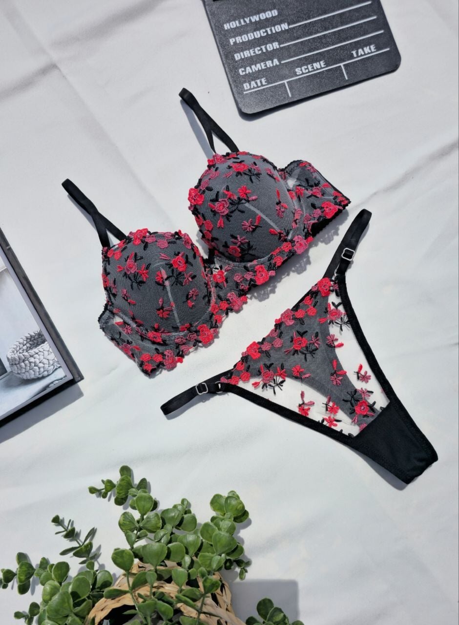 Siyah Kırmızı Çiçek Desenli Dantel Sütyen & Tanga Takımı
