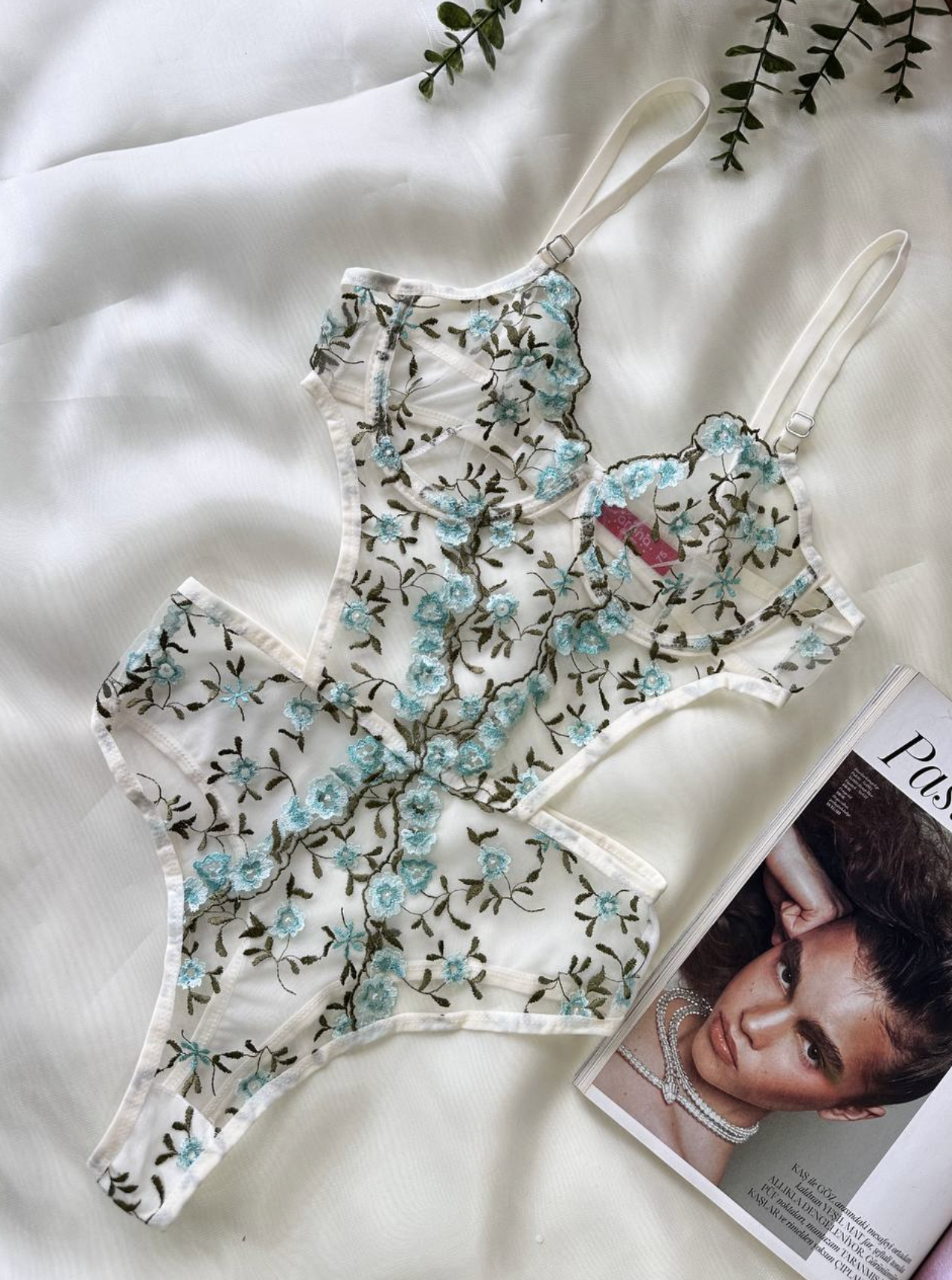 Çiçek Nakışlı Transparan Bodysuit – Mavi Zarif Tek Parça İç Çamaşırı