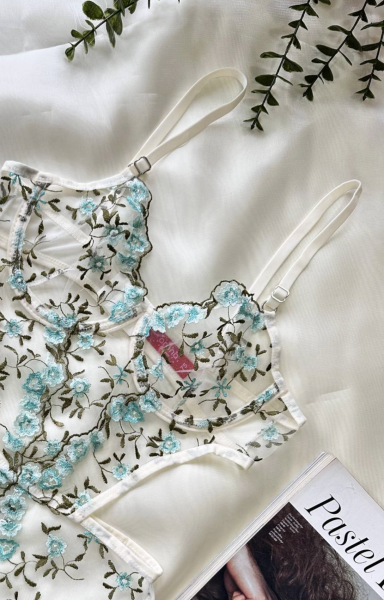 Çiçek Nakışlı Transparan Bodysuit – Mavi Zarif Tek Parça İç Çamaşırı