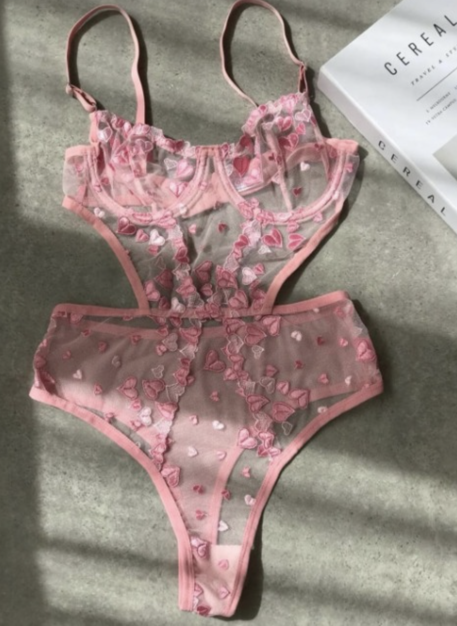 Kalp Nakışlı Transparan Bodysuit – Pembe Romantik Tek Parça İç Çamaşırı