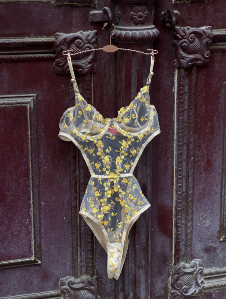Çiçek Nakışlı Transparan Bodysuit – Sarı Ten Zarif Tek Parça Çiçekli İç Giyim
