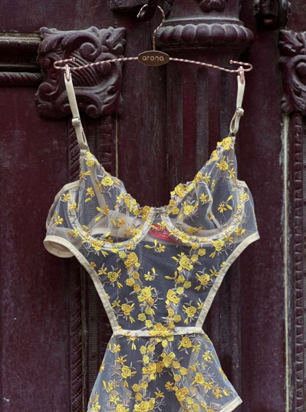 Çiçek Nakışlı Transparan Bodysuit – Sarı Ten Zarif Tek Parça Çiçekli İç Giyim