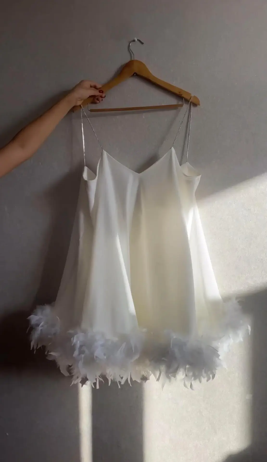 Beyaz Etek Ucu Tüylü Saten Elbise Gecelik