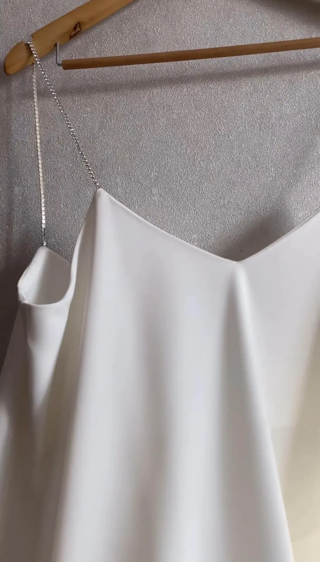 Beyaz Etek Ucu Tüylü Saten Elbise Gecelik