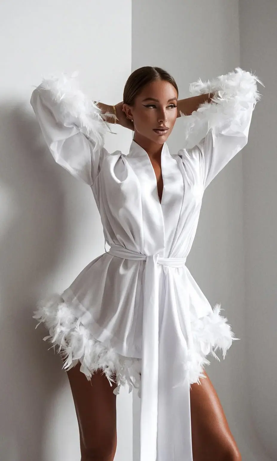 Kuğu Rüyası Lüks Tüy Detaylı Kısa Beyaz Saten Sabahlık