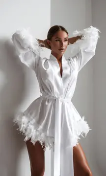 Kuğu Rüyası Lüks Tüy Detaylı Kısa Beyaz Saten Sabahlık