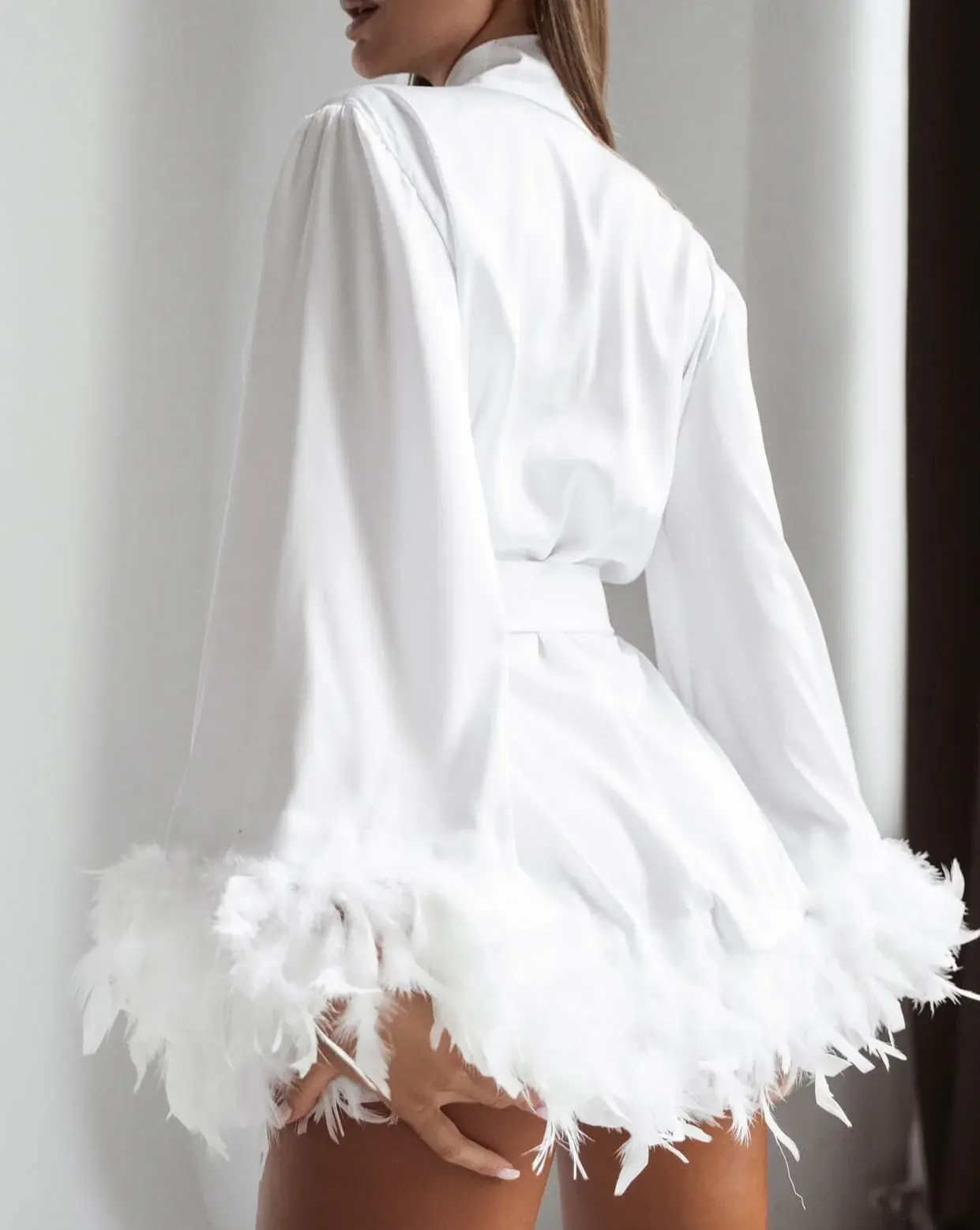 Kuğu Rüyası Lüks Tüy Detaylı Kısa Beyaz Saten Sabahlık