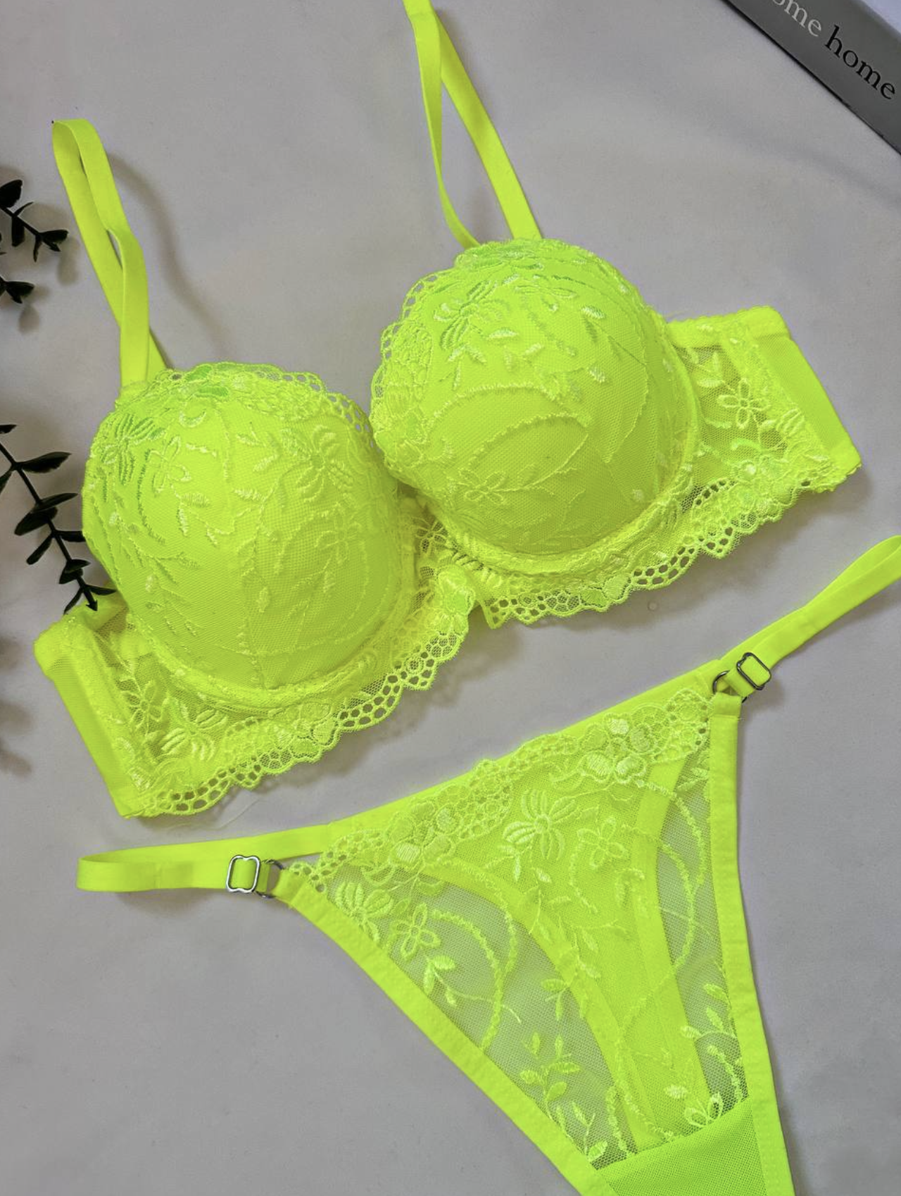 Neon Yeşil Çiçek Desenli Dantel Sütyen & Tanga Takımı