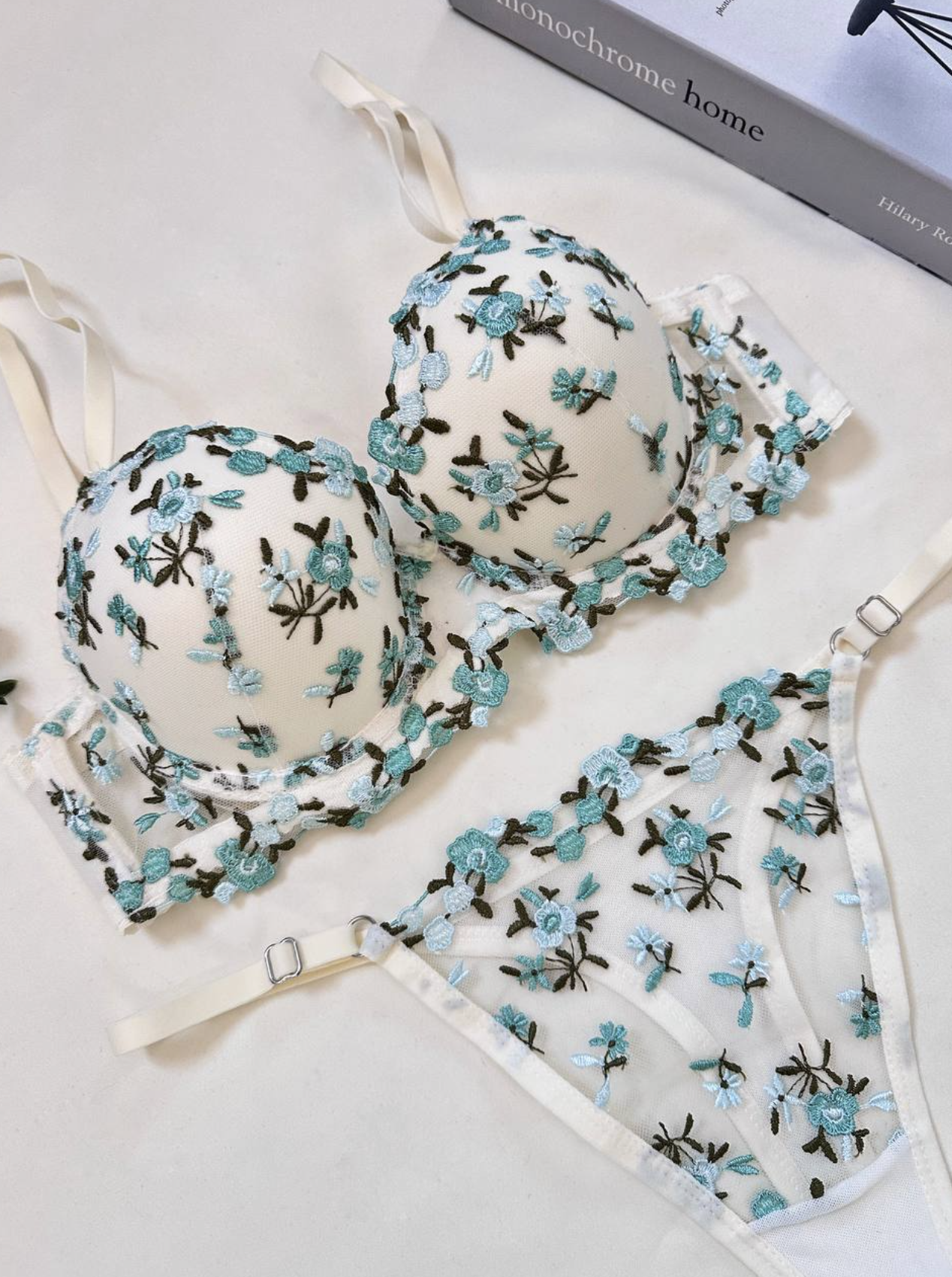 Ekru Yeşil Desenli Dantel Sütyen & Tanga Takımı